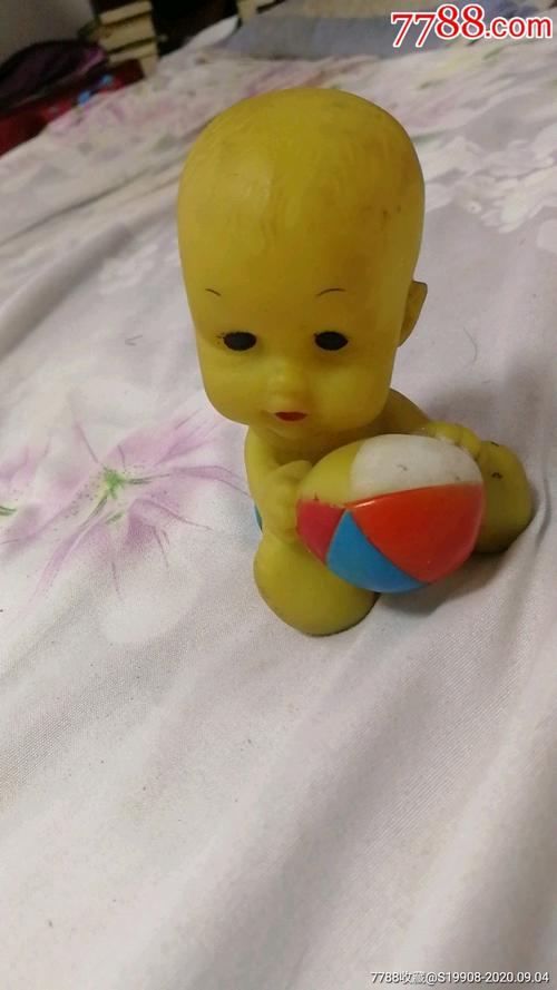 怀旧胶皮玩具玩球小孩